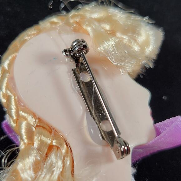 Glamour Lady Head Brooch Face With Lace and Purple  Ribbon 1980's With Gift Box - Picture 4 of 8